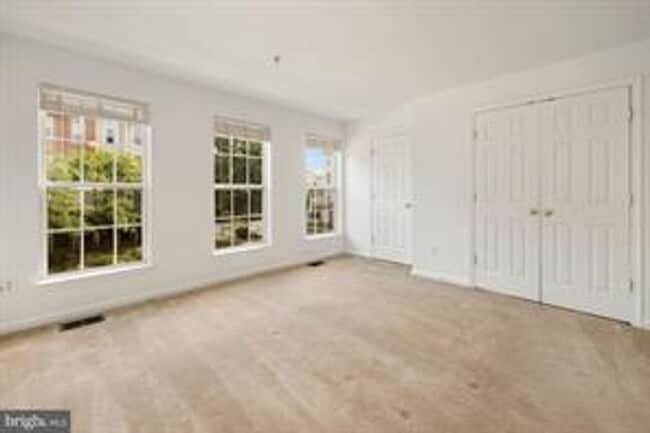 Building Photo - 2 LEVEL CONDO WITH 1 CAR GARAGE, DEN/LOFT ON THE BEDROOM LEVEL, VERY OPEN FLOOR