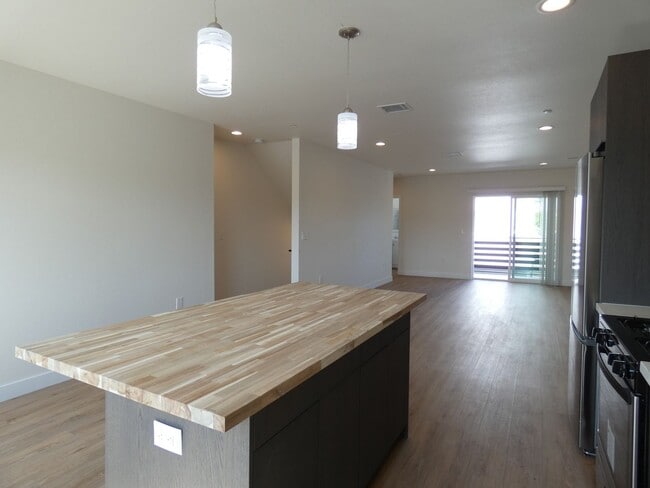 Building Photo - Modern Townhome Community in Prime Mid-City