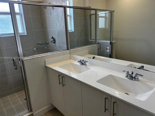 Building Photo - 2451 SE 28th St