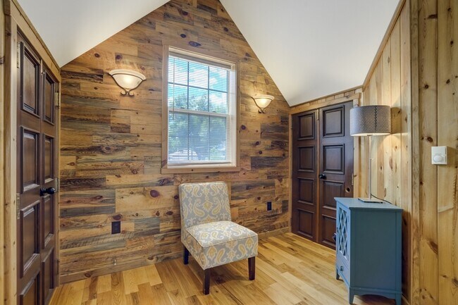 Building Photo - 515 W San Miguel St