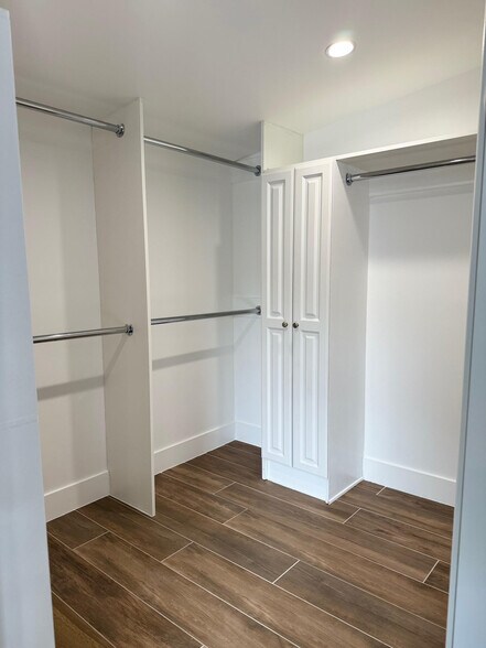 Building Photo - 6439 1/2 Graves Ave