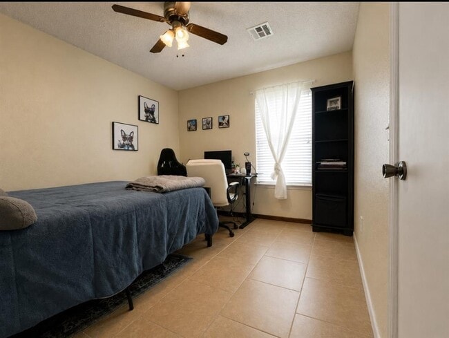 Building Photo - 521 Cypress Dr