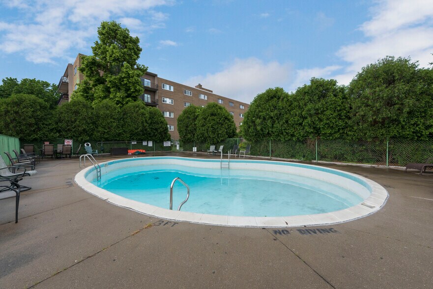 Beautiful Outdoor Pool - 20333 Detroit Rd
