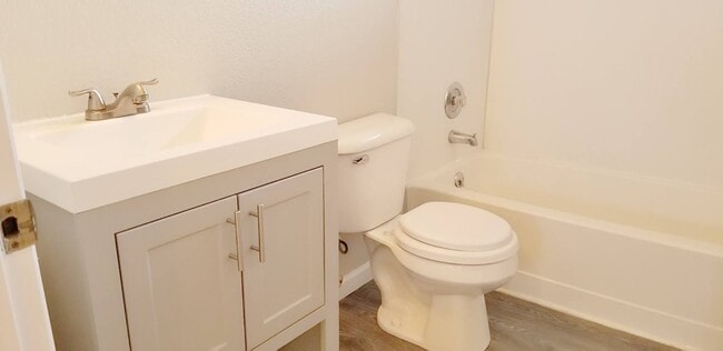 Building Photo - MOVE IN READY NOW! Desirable down town location. 1 bed, 1 bath. Includes water, sewer and garbage.