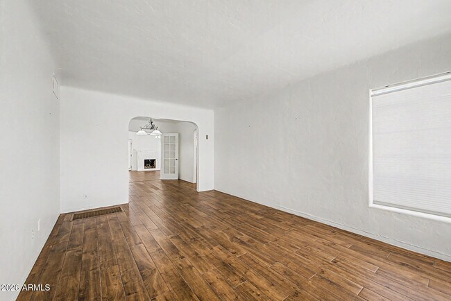 Building Photo - 1326 E Palm Ln