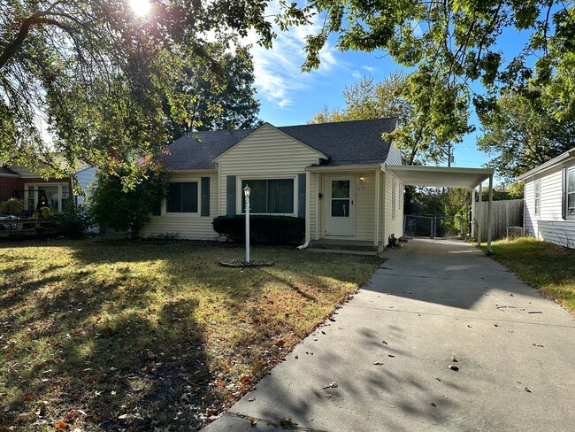 Building Photo - CUTE 2 Bedroom 1 bath near 21st & Gage