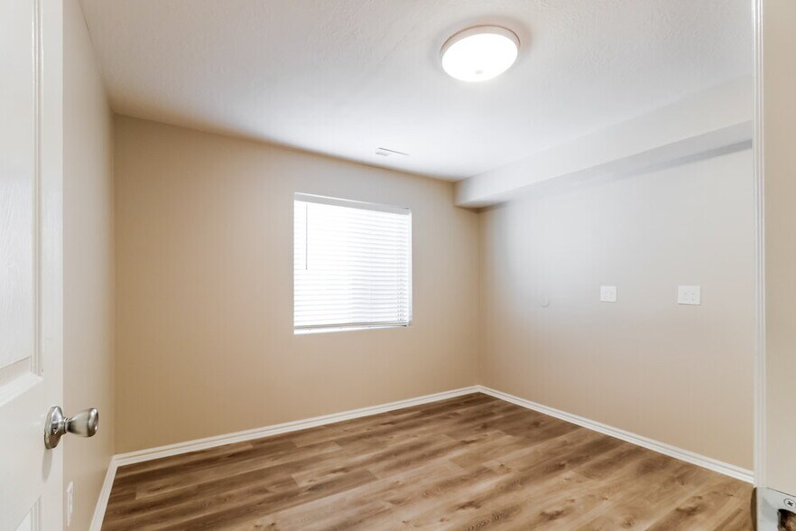 Building Photo - 5831 S Clear Vista Dr
