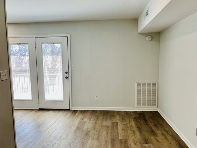 Building Photo - 1/2 off one month with 15 month lease 1 mo...