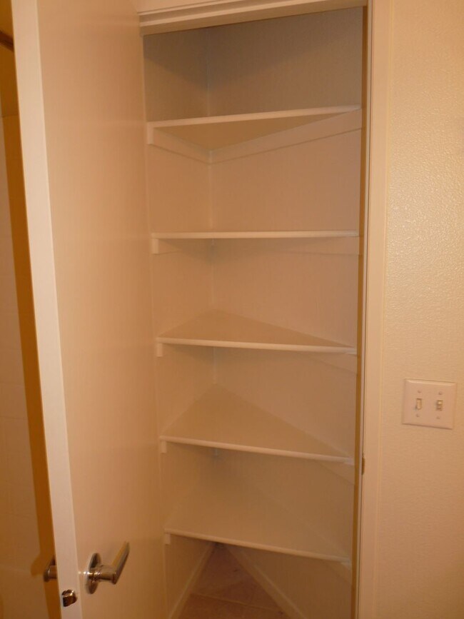 Building Photo - 2nd floor unit in gated community with pool