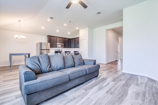 Building Photo - 117 Balsam St