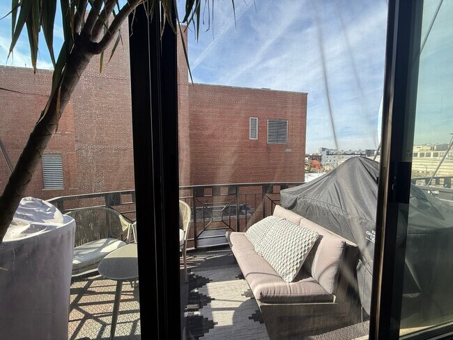 Building Photo - 1330 W Monroe St