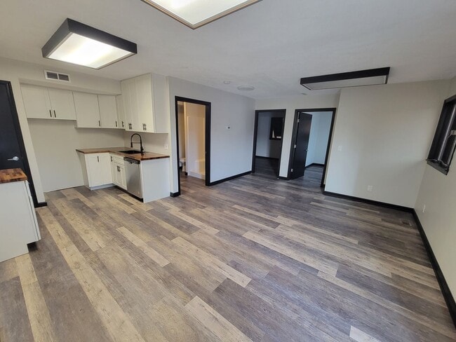 Building Photo - Newly renovated 2 Bed 1 Bath, PETS WELCOME...