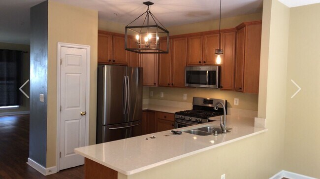 Building Photo - Awesome end unit townhouse in waterfront community