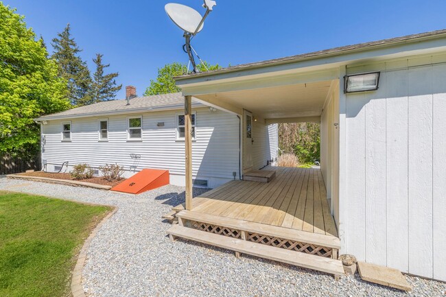 Building Photo - Renovated Ranch 3 BR/1BA/1 car garage w Fu...