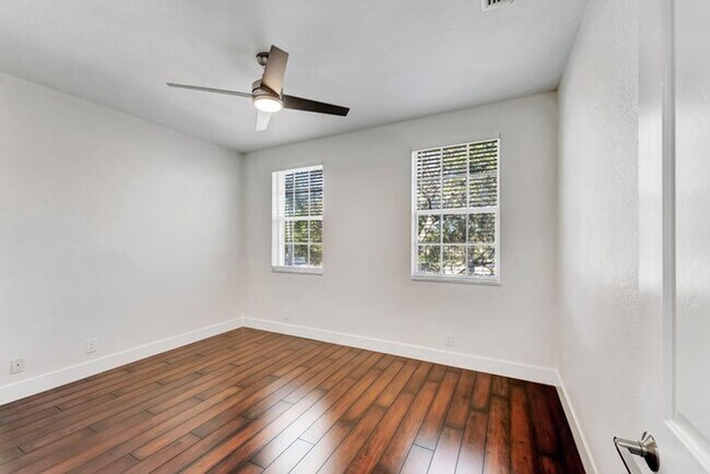 Building Photo - 406 NW 25th Ave