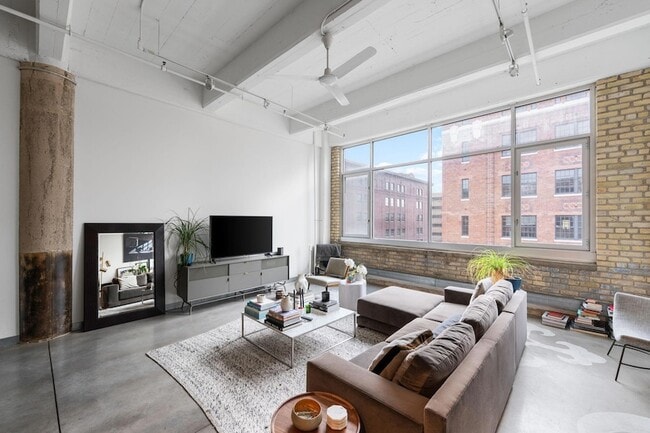 Building Photo - 700 N Washington Ave