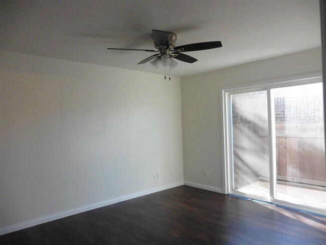Building Photo - 1500 Knob Hill Rd