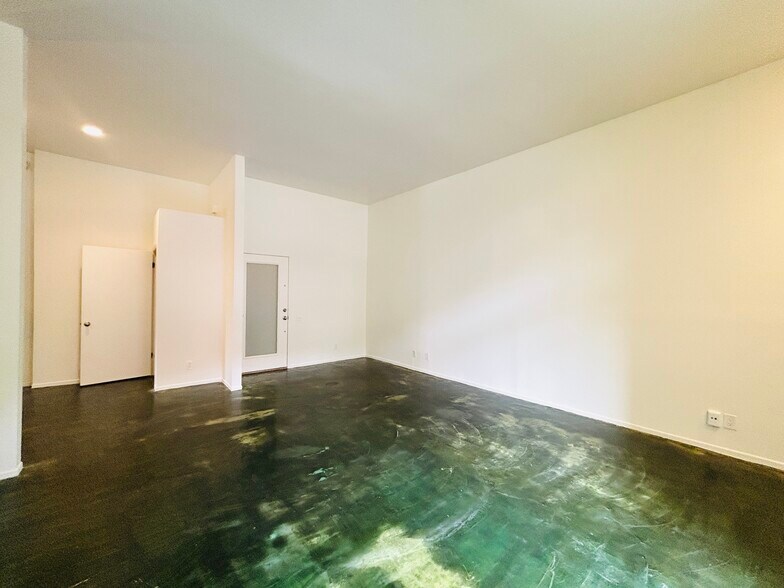 Building Photo - 2339 Hyperion Ave