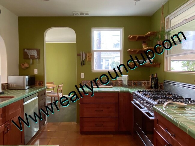 Building Photo - Three bed, Two Bath Home By UOP