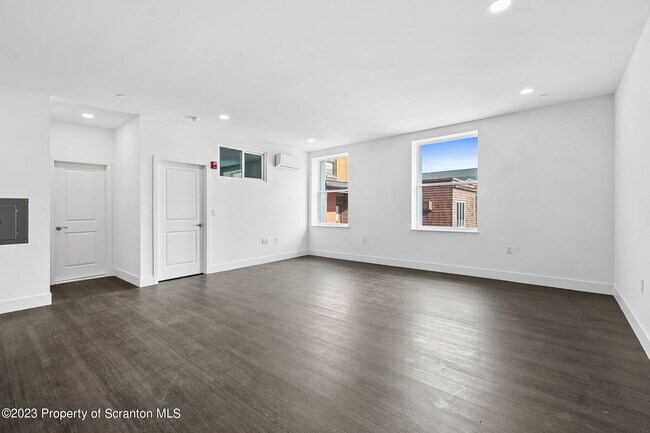 Building Photo - 19 W River St