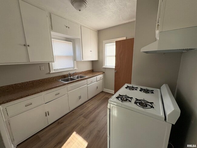 Building Photo - 2214 W Tripp Ave