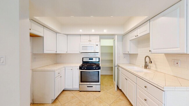 Building Photo - 2 + 2.5 Spacious Studio City Unit Minutes ...