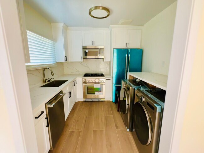Primary Photo - 3821 Elm Ave