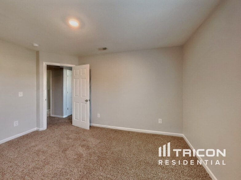 Building Photo - 2 Hazelburn Ct