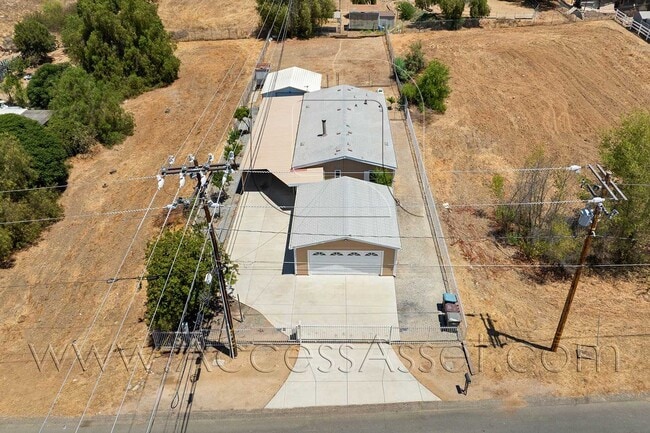 Building Photo - Spacious 3 Bedroom Home with Large Fenced Yard and Two-Car Garage