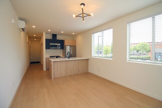Building Photo - 7530 N Richmond Ave