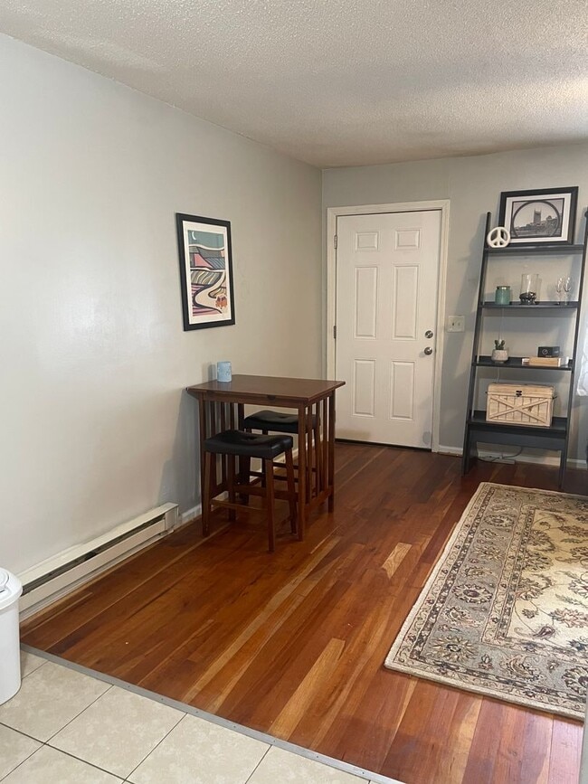 Building Photo - Fabulous 1BR Furnished Duplex