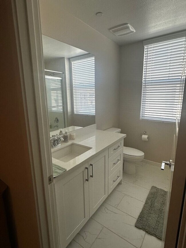 Building Photo - SPACIOUS 3 BEDROOM 3.5 BATH TRI-STORY TOWNHOME