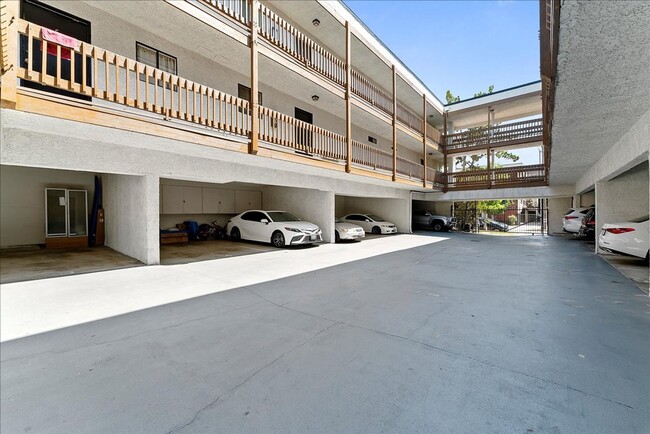 Building Photo - Beautiful Glendale Apartment!