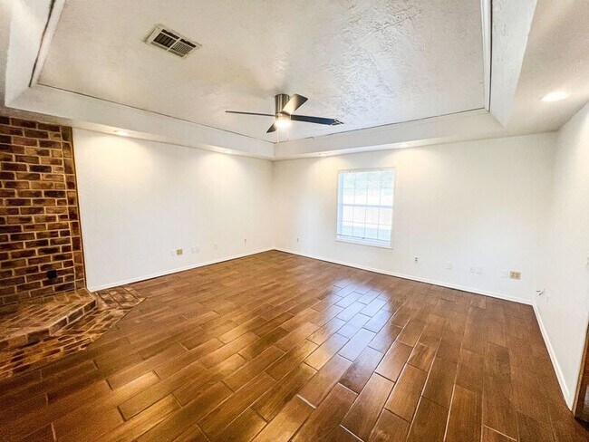 Building Photo - 501 N Main St