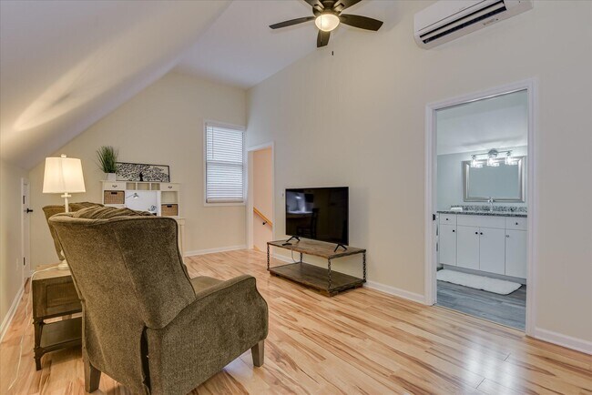 Building Photo - 651 Oak Meadow Ln