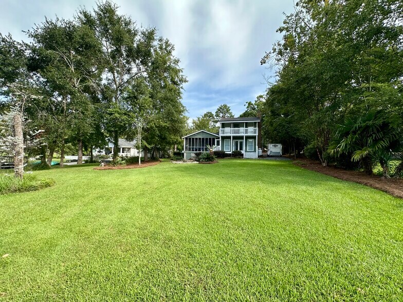 Building Photo - 350 Lakeshore Dr