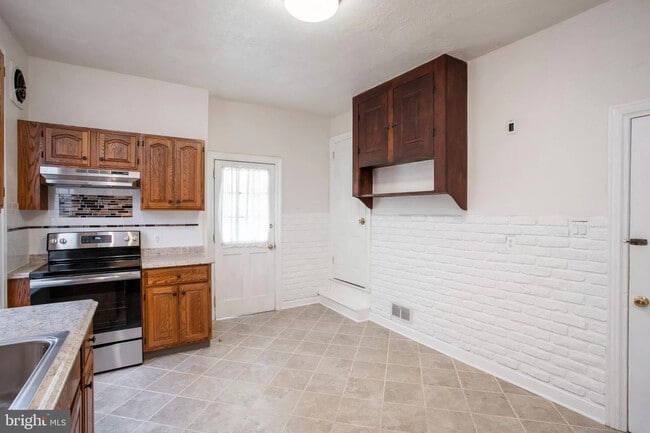 Building Photo - 5 Bedroms 1&1/2 Bathroom