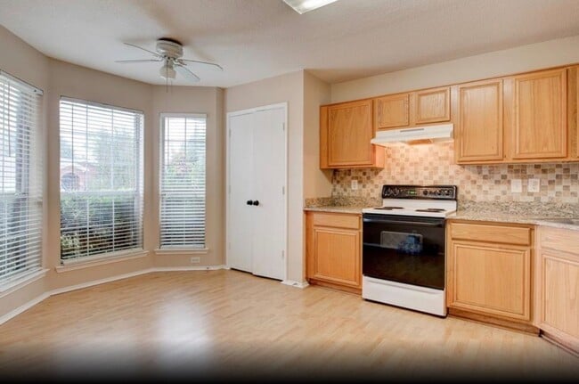 Building Photo - 10221 Tustin Terrace