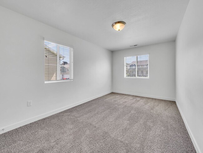 Building Photo - Herriman 3 Bedroom Townhouse Ready to be Called Home!