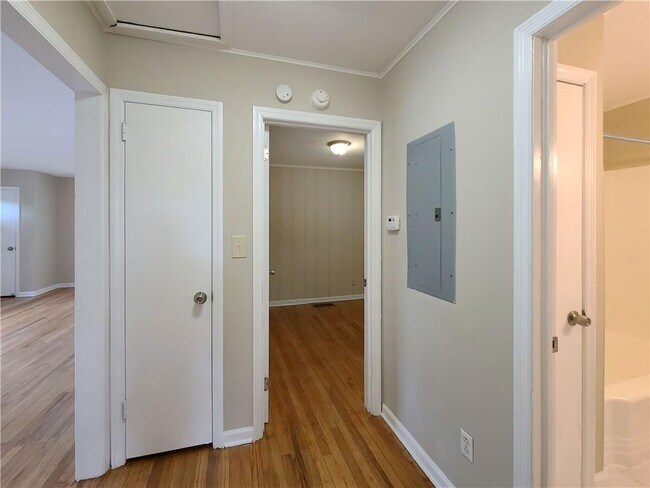 Building Photo - 3225 Forrest Hills Dr SW