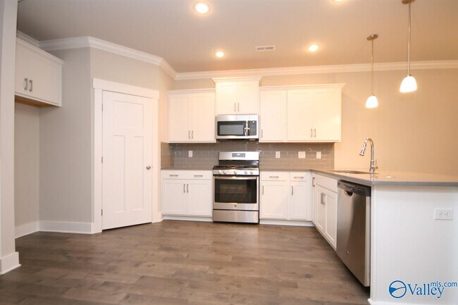 Building Photo - 707 Sluice Dr SW
