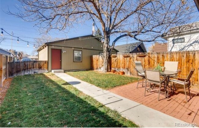 Building Photo - Updated 2-bedroom, 1-bath townhouse in the...