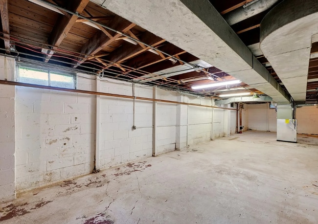 Building Photo - 706 Hessel Blvd