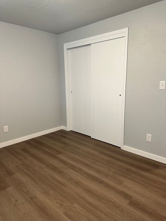 Building Photo - Updated 2-Bedroom 1 Bathroom Near Whitewat...