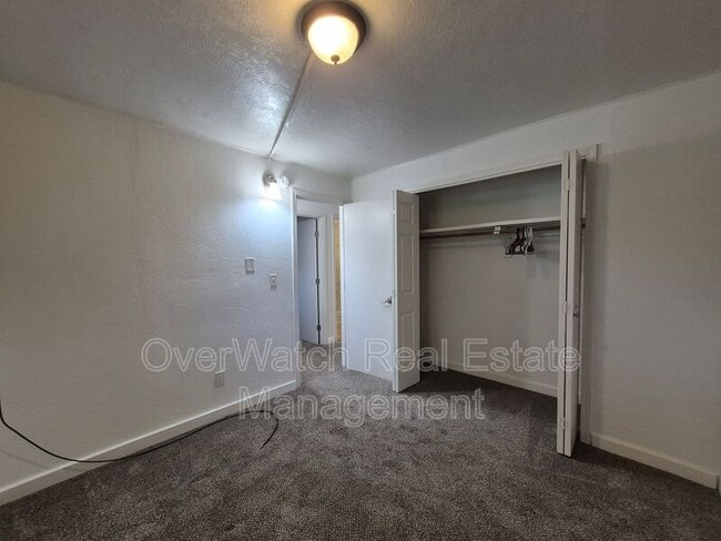 Building Photo - 429 Creekside St
