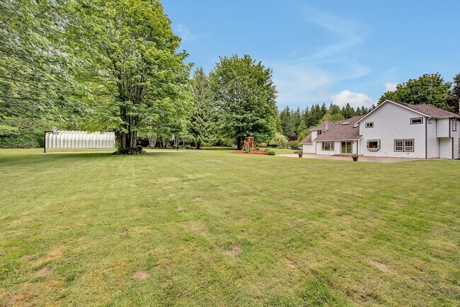 Building Photo - Luxurious 4-Bedroom Family Home Minutes Aw...