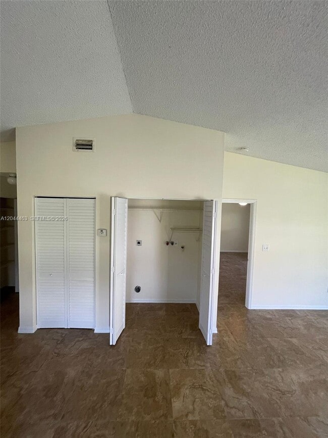 Building Photo - 6031 SW 36th Ct