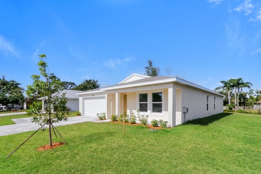 Building Photo - 1831 SE Airoso Blvd