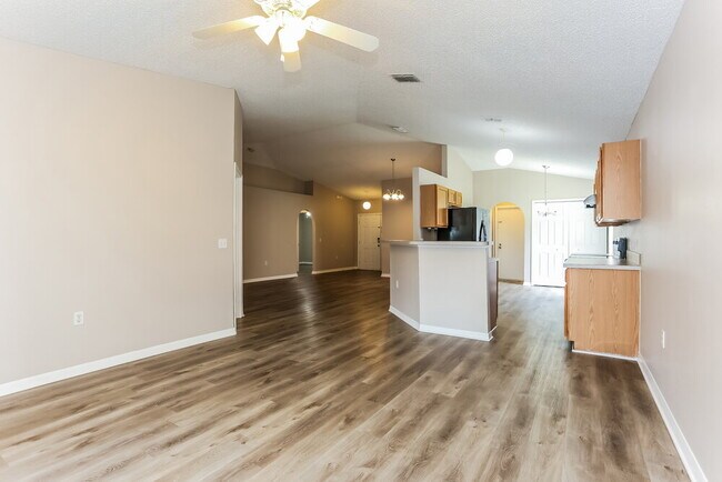 Building Photo - 98 Reeding Ridge Dr E