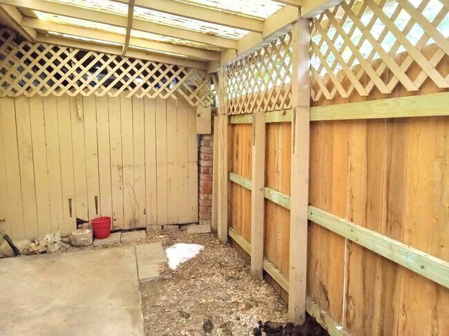 Building Photo - 910 E Meadowmere Ln